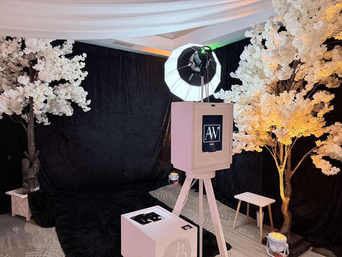 portrait deluxe edition glam photo booth full body luxury event photography